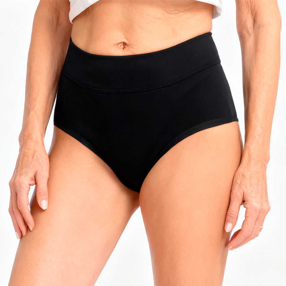 Culotte absorbante noire pour incontinence féminine, modèle taille haute à flux modéré, protection lavable et discrète contre les fuites urinaires, maintien confortable et effet gainant.