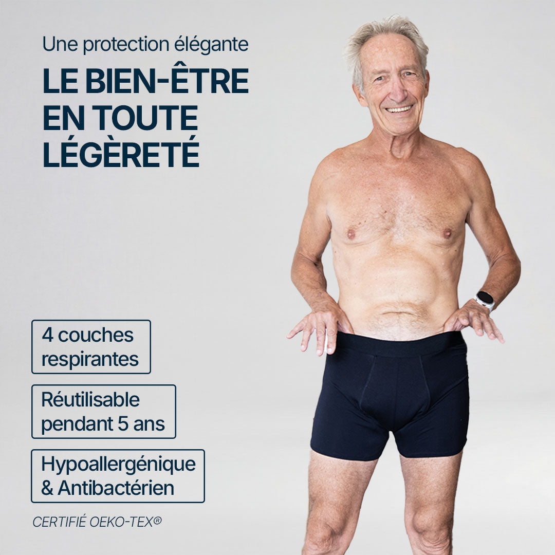Homme senior souriant portant un boxer absorbant noir pour fuites urinaires légères, protection élégante et confortable au quotidien, 4 couches respirantes, réutilisable jusqu’à 5 ans, hypoallergénique et antibactérien, certifié OEKO-TEX.