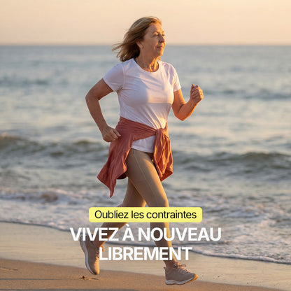Femme active courant sur la plage au coucher du soleil, portant une protection absorbante discrète pour incontinence féminine, solution lavable et confortable pour retrouver liberté et confiance au quotidien.