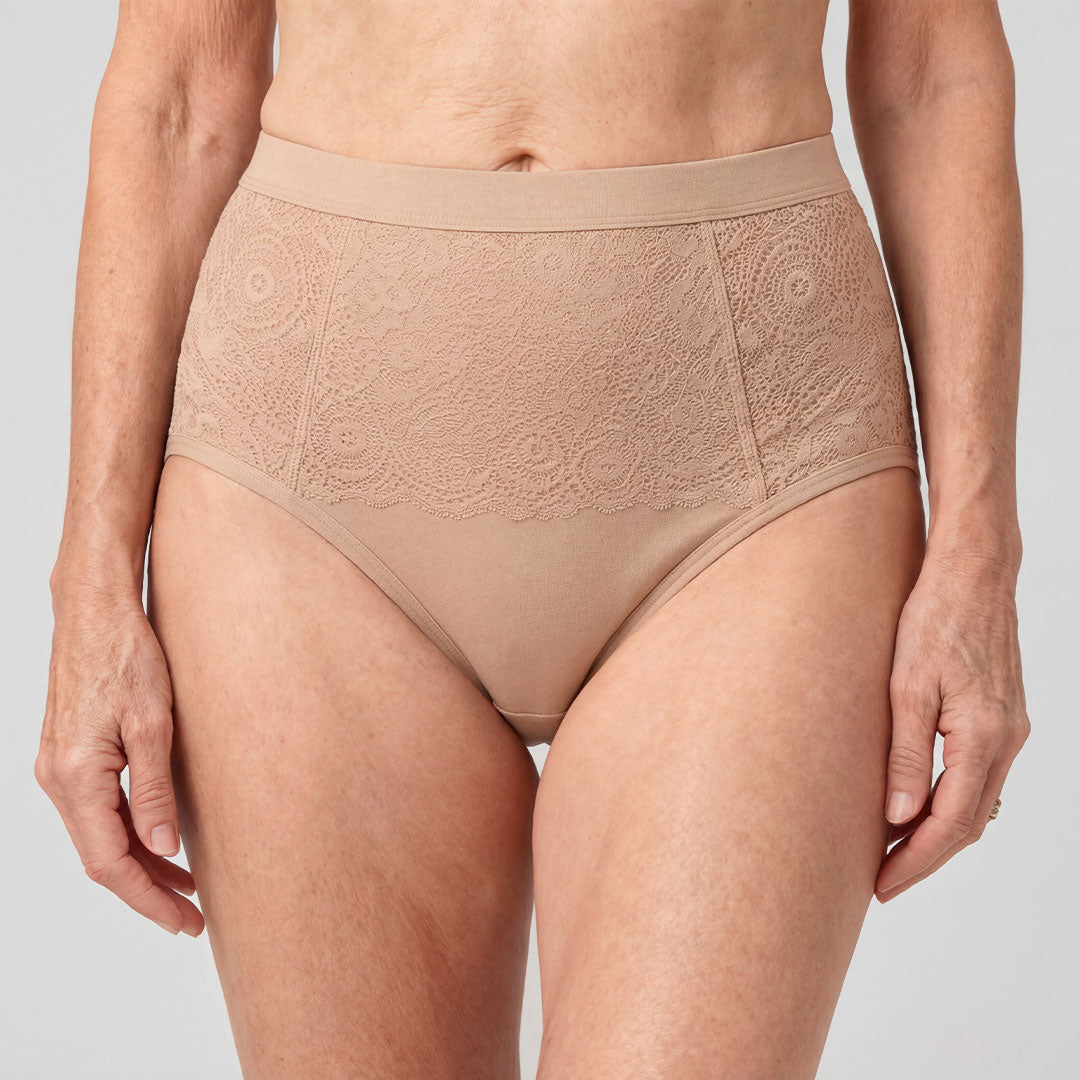 Culotte absorbante beige pour incontinence féminine, modèle taille haute avec dentelle élégante, solution lavable et discrète pour fuites urinaires légères à modérées, effet gainant et maintien confortable.